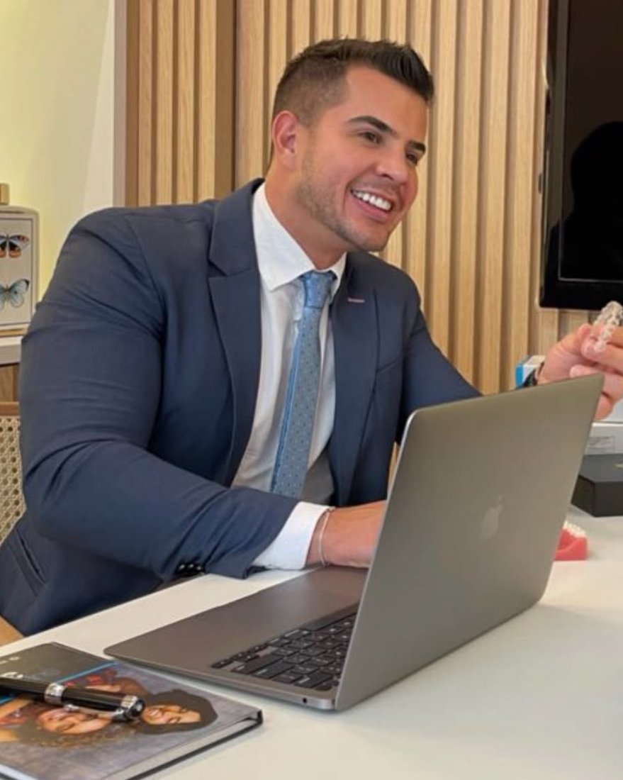 Dr. Fernando Bemfica realizando escaneamento digital em consulta
